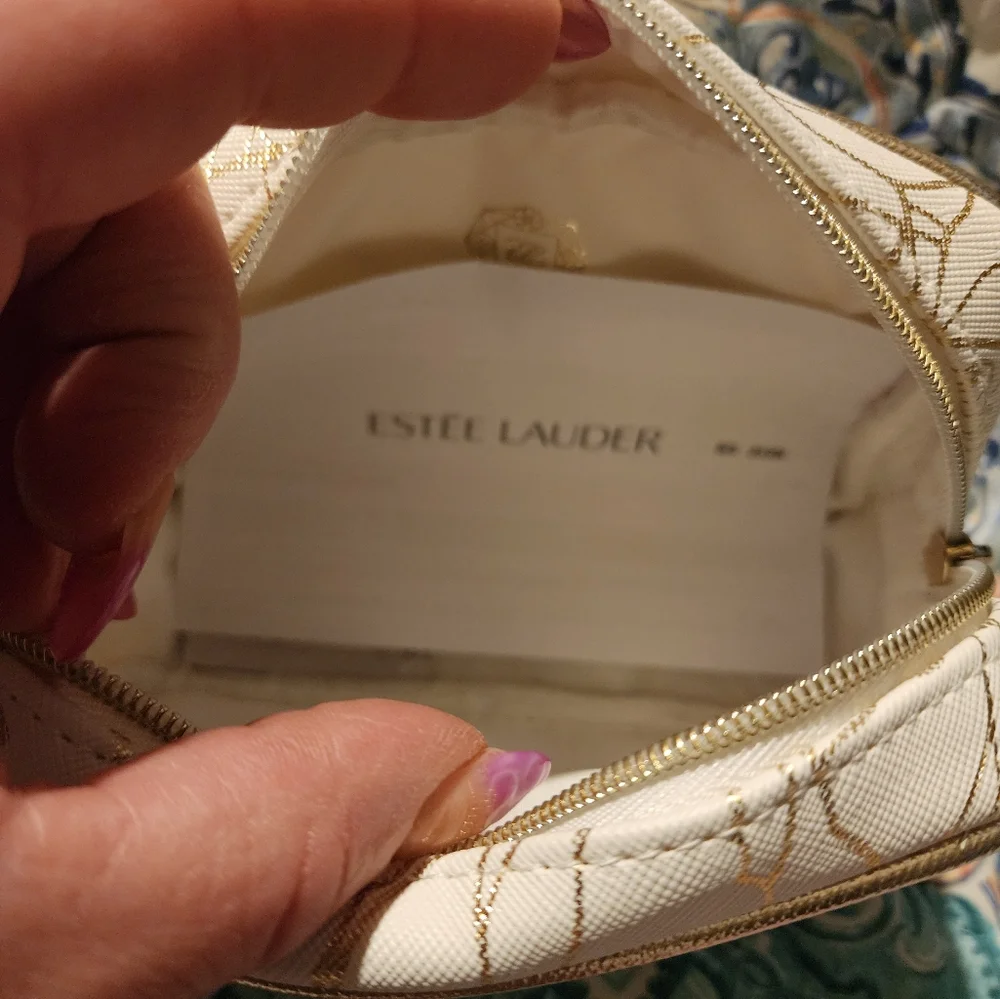 Estee Lauder Re-Nutriv cosmetic bag With Samples - Picture 3 of 8